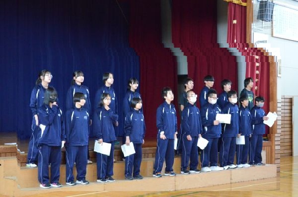 全校合唱練習 モザイク.jpg