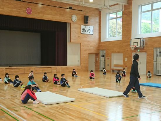 061134年マット運動体育すわり.jpg